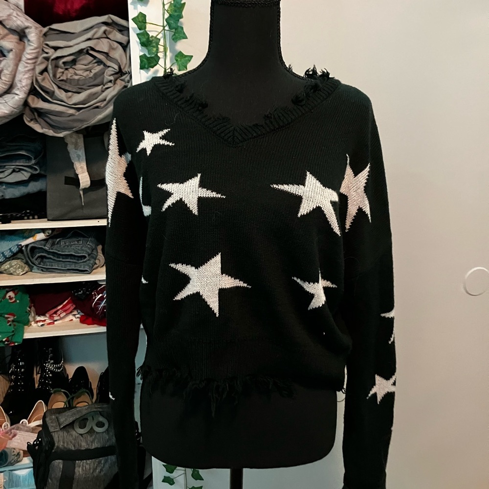 Star patterned sweater with frayed edges